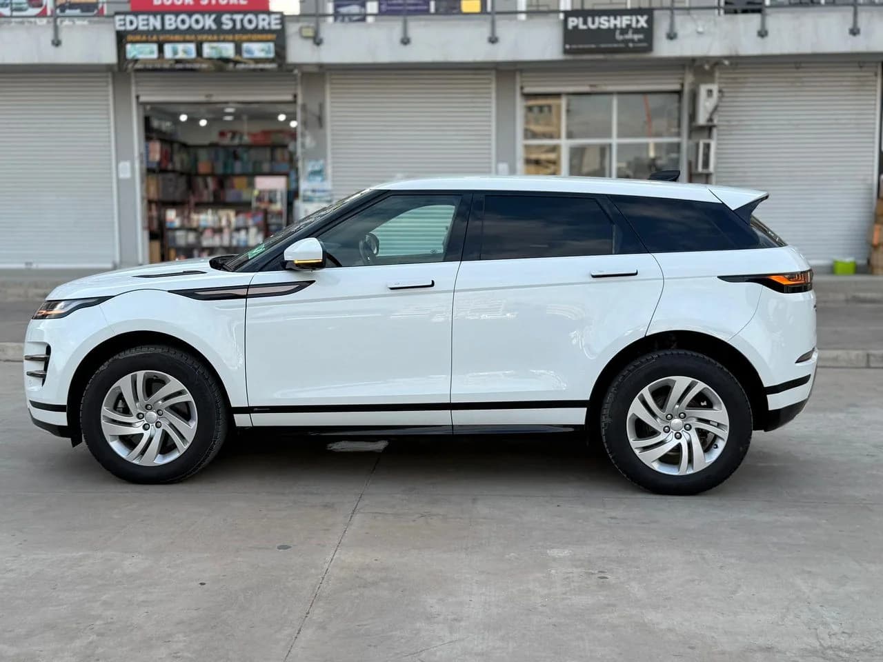 Range Rover Evoque P250s rental vehicle photo