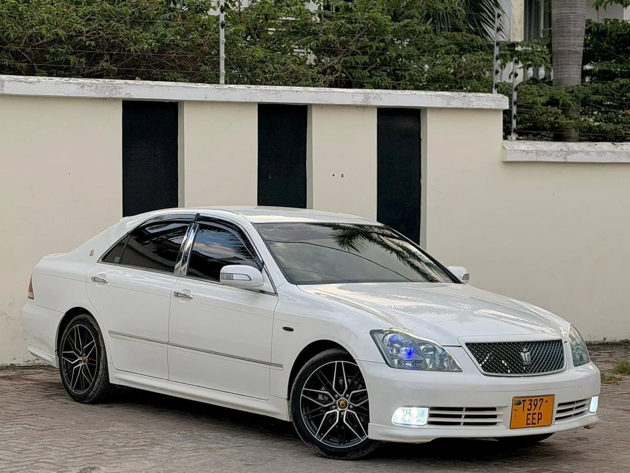 Toyota Crown rental vehicle photo
